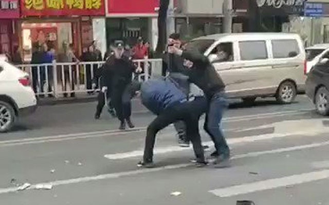 Kinh hoàng vụ cướp xe buýt, đâm vào đám đông ở TQ