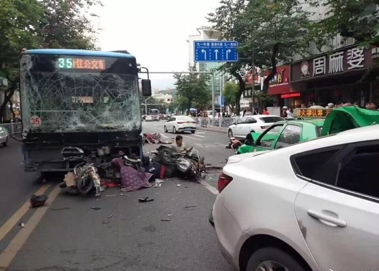 Kinh hoàng vụ cướp xe buýt, đâm vào đám đông ở TQ