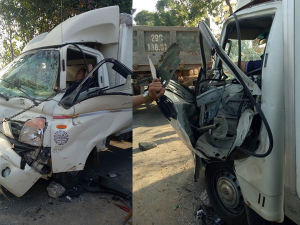 Đầu xe tải biến dạng sau tai nạn, người dân tìm cách cứu tài xế bị mắc kẹt trong buồng lái