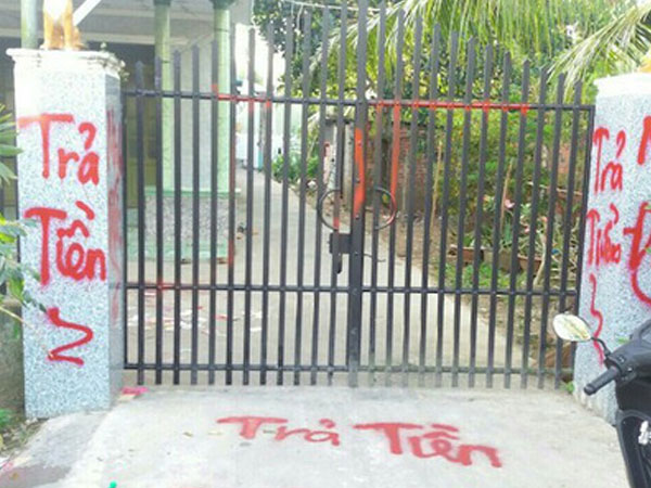 Bắt tại trận 2 thanh niên dùng nước sơn và mắm tôm đi đòi nợ thuê