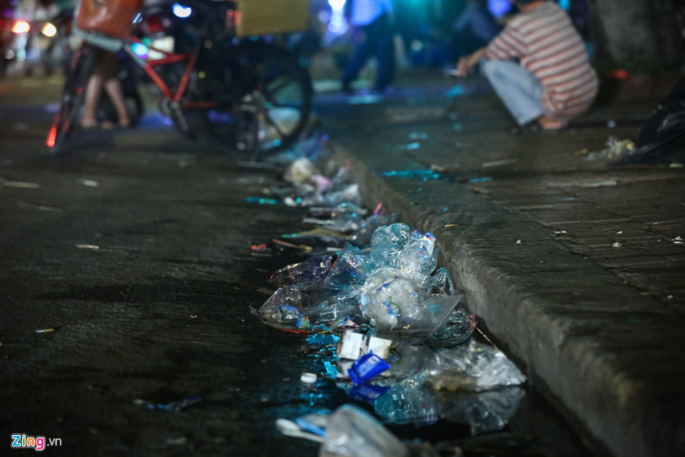 Đường phố Sài Gòn, Hà Nội ngập rác đêm Giáng sinh