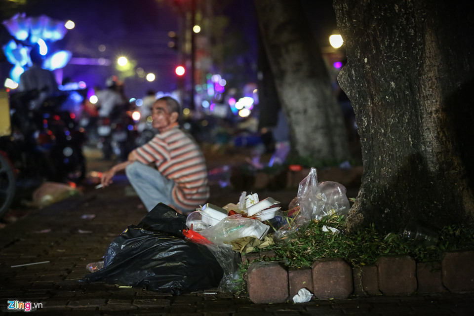 Đường phố Sài Gòn, Hà Nội ngập rác đêm Giáng sinh