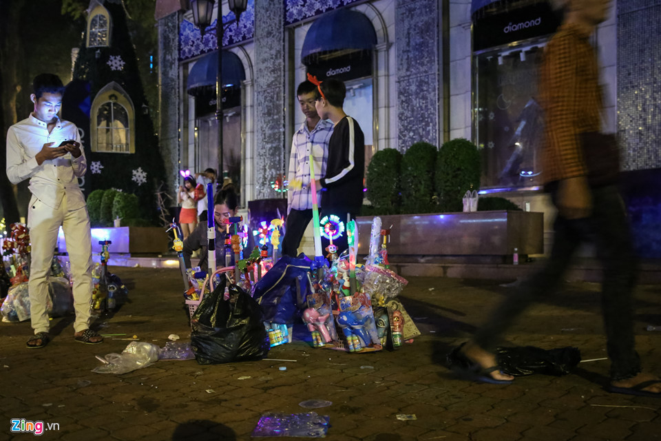 Đường phố Sài Gòn, Hà Nội ngập rác đêm Giáng sinh