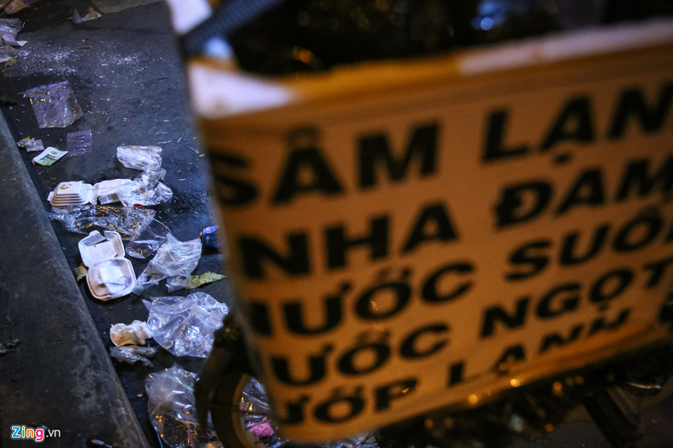 Đường phố Sài Gòn, Hà Nội ngập rác đêm Giáng sinh