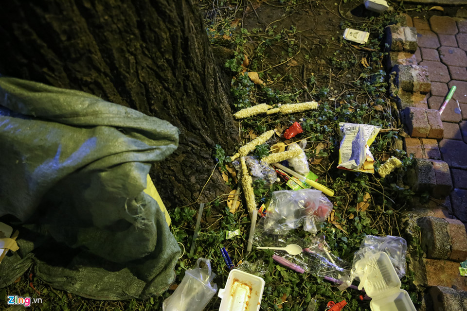 Đường phố Sài Gòn, Hà Nội ngập rác đêm Giáng sinh