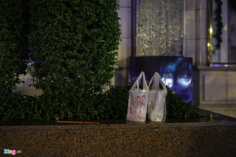 Đường phố Sài Gòn, Hà Nội ngập rác đêm Giáng sinh