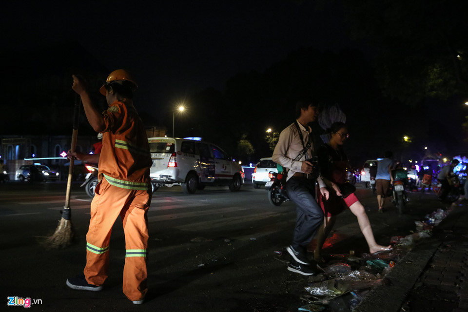Đường phố Sài Gòn, Hà Nội ngập rác đêm Giáng sinh