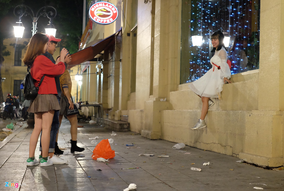 Đường phố Sài Gòn, Hà Nội ngập rác đêm Giáng sinh