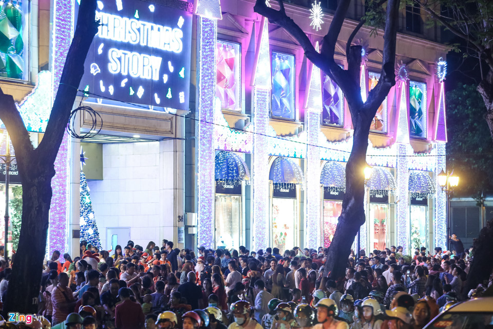 Đường phố Sài Gòn, Hà Nội ngập rác đêm Giáng sinh