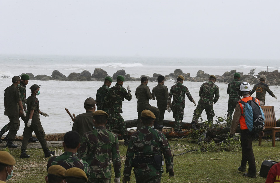 373 người chết vì sóng thần, Indonesia chạy đua cứu nạn