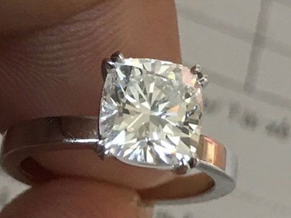 Nữ đại gia trình báo bị trộm số kim cương trang sức gần 2,5 tỷ đồng