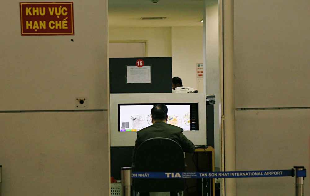 Phát hiện hành khách mang nhiều súng và dao găm từ Mỹ về sân bay Tân Sơn Nhất