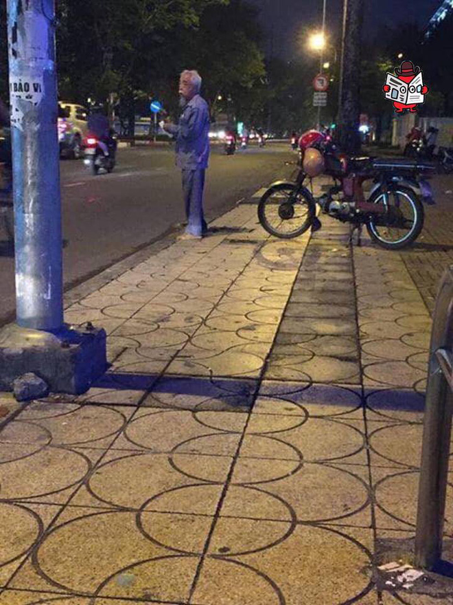 Bác lái xe ôm truyền thống không có khách và lời năn nỉ: Cô ơi, cô đi giùm tui đi cô