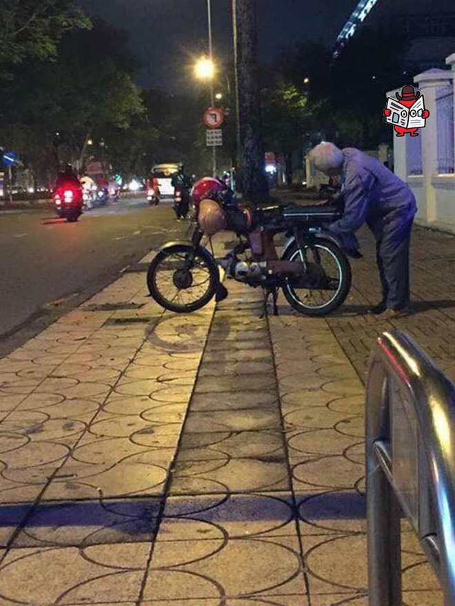 Bác lái xe ôm truyền thống không có khách và lời năn nỉ: Cô ơi, cô đi giùm tui đi cô