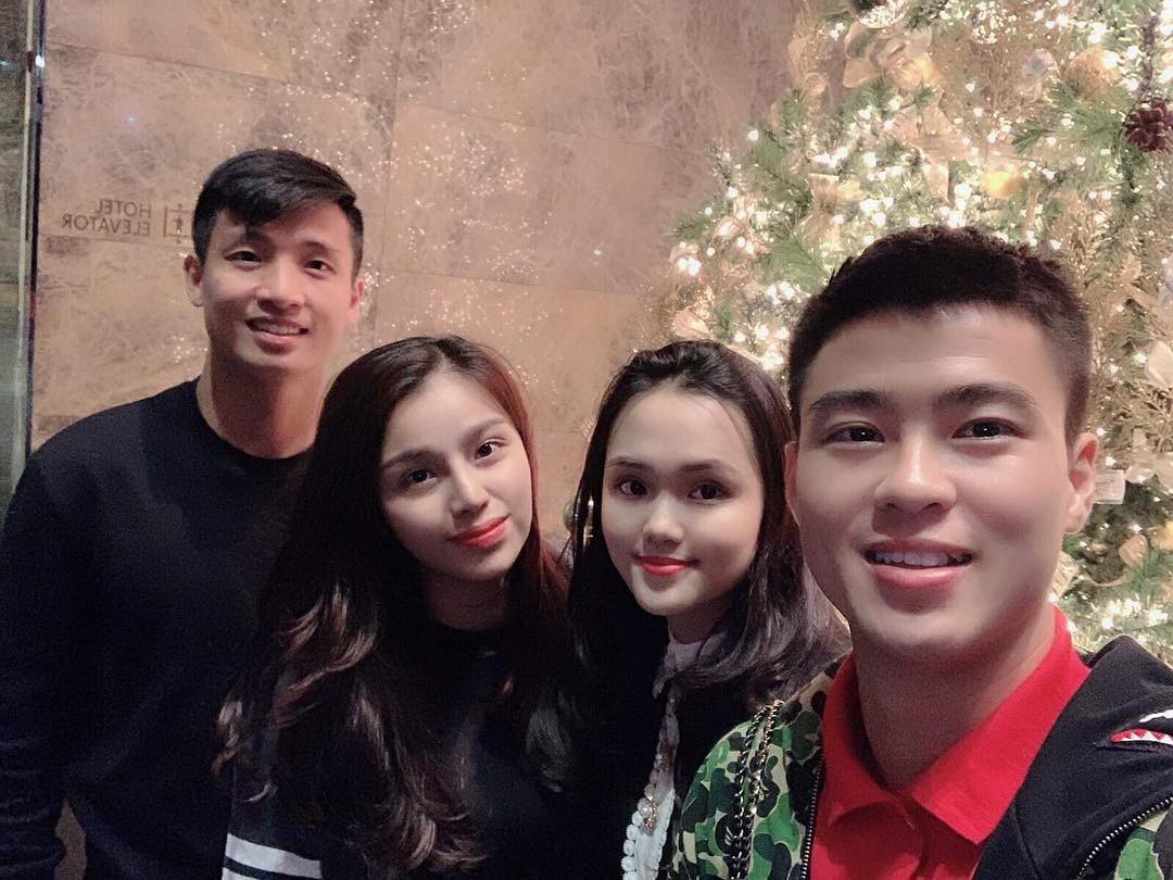 Không hổ danh là bộ ba tình cảm nhất đội tuyển Việt Nam, Duy Mạnh và Tiến Dũng hẹn hò đôi mà vẫn phải tag tên Đình Trọng mới chịu