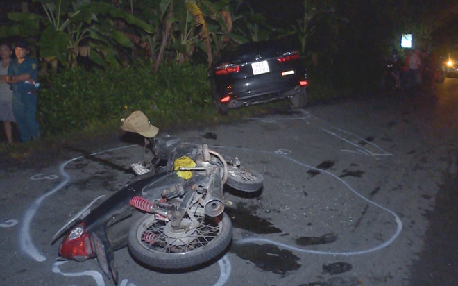 Ôtô va chạm với xe máy đêm Noel, nam thanh niên nguy kịch