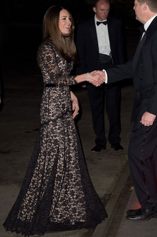 Ai nấy đều lồng lộn dịp lễ hội nhưng Công nương Kate chỉ trung thành với style giản dị, thậm chí diện lại đồ cũ