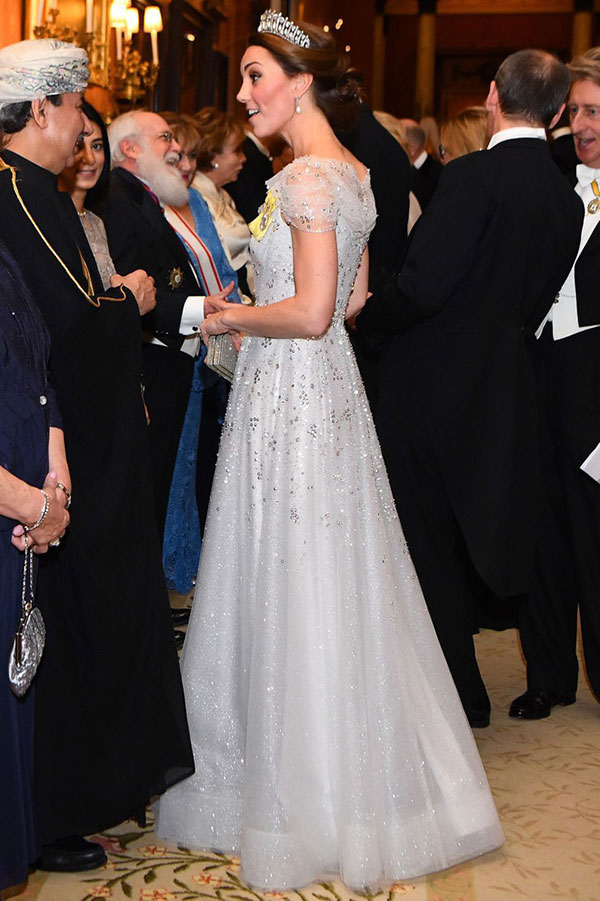 Ai nấy đều lồng lộn dịp lễ hội nhưng Công nương Kate chỉ trung thành với style giản dị, thậm chí diện lại đồ cũ