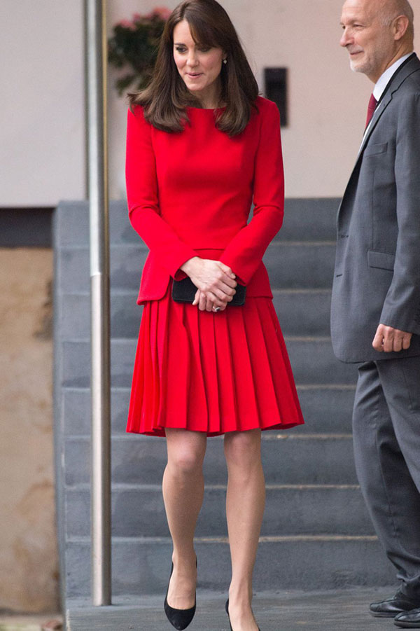 Ai nấy đều lồng lộn dịp lễ hội nhưng Công nương Kate chỉ trung thành với style giản dị, thậm chí diện lại đồ cũ