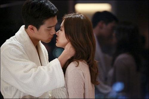 Trót mang thai với trai trẻ, vợ bối rối khi đối diện với chồng