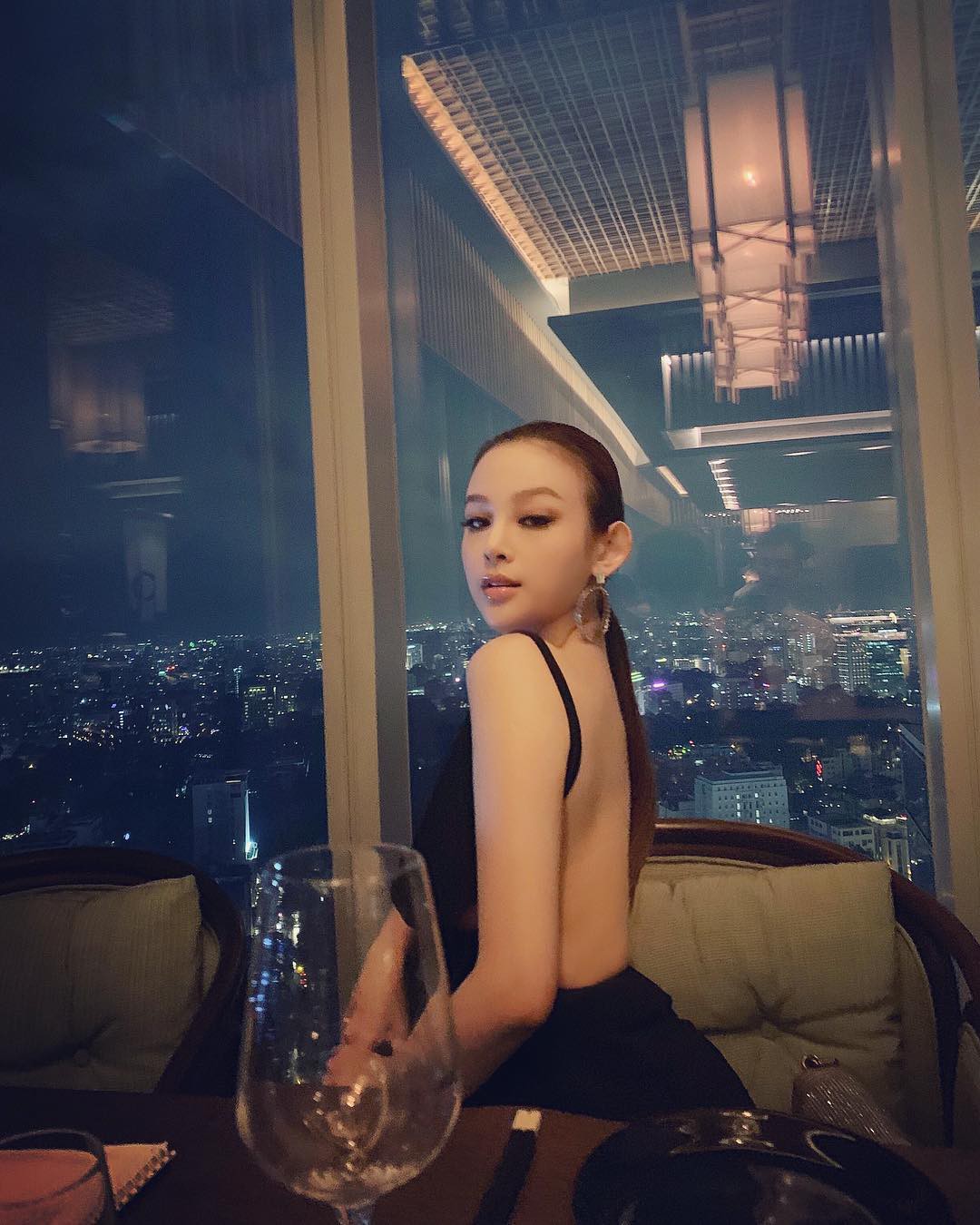 Huyền Baby khoe body cực hot, song tủ đồ hiệu phía sau mới là điều khiến dân tình không rời mắt