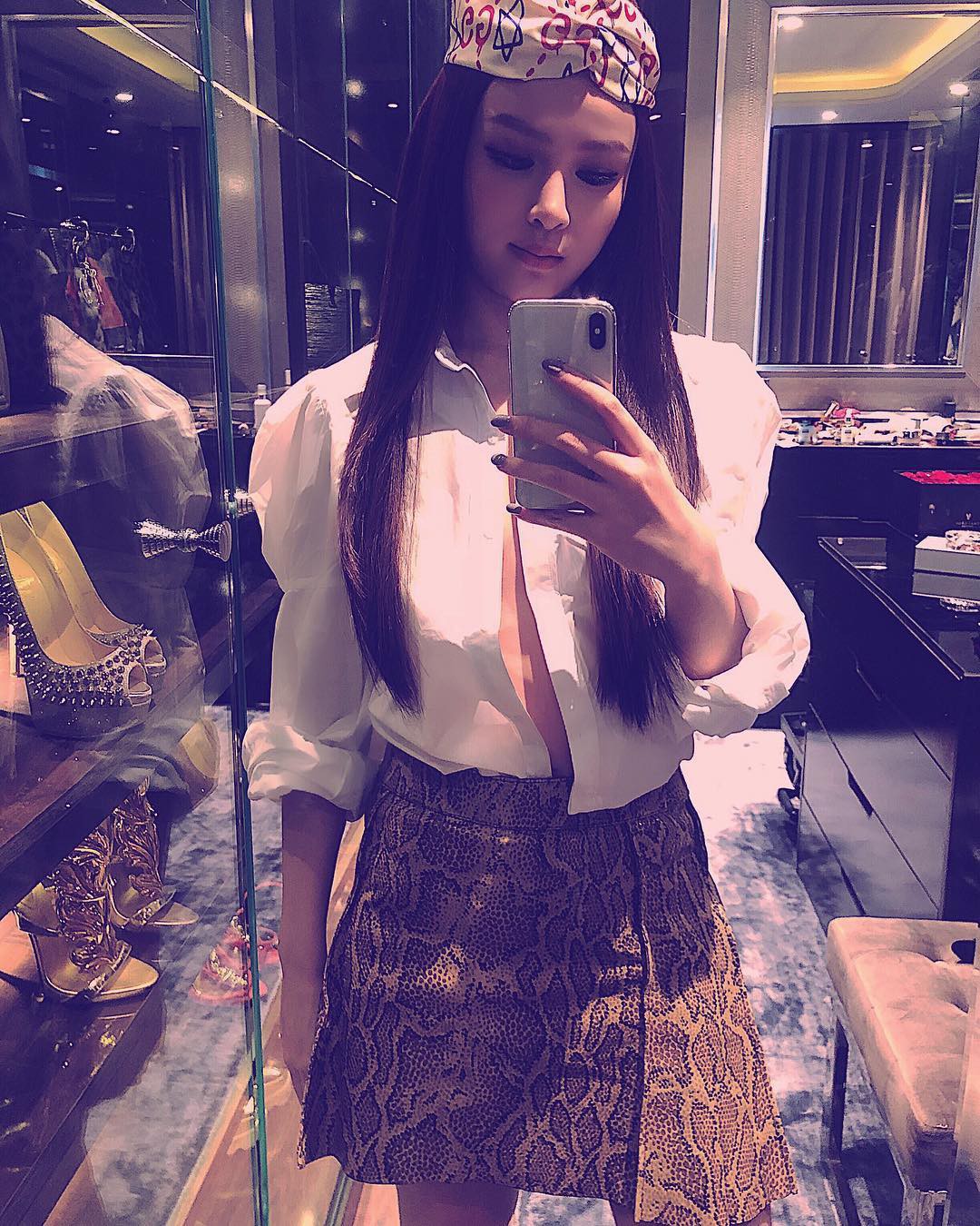 Huyền Baby khoe body cực hot, song tủ đồ hiệu phía sau mới là điều khiến dân tình không rời mắt