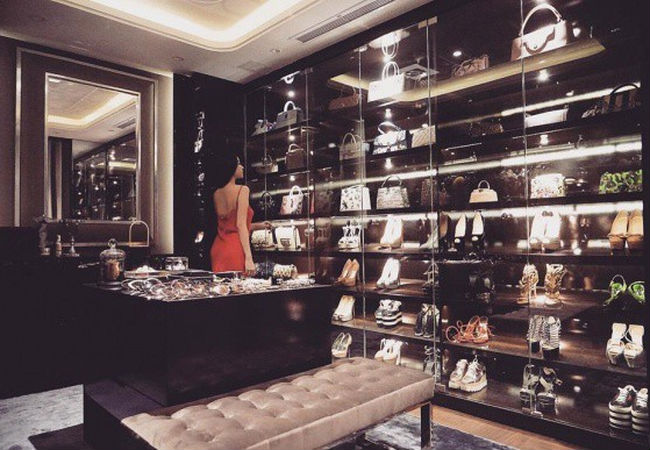 Huyền Baby khoe body cực hot, song tủ đồ hiệu phía sau mới là điều khiến dân tình không rời mắt