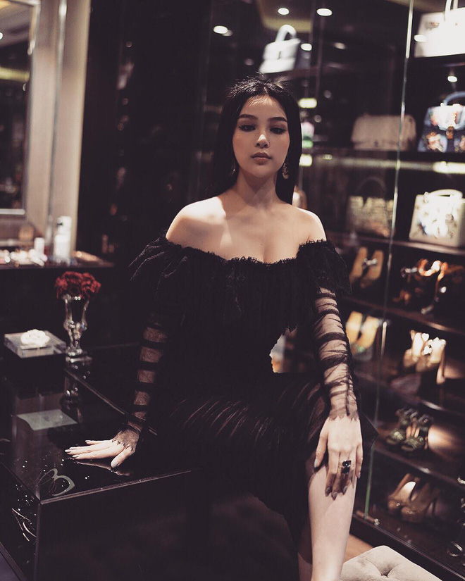 Huyền Baby khoe body cực hot, song tủ đồ hiệu phía sau mới là điều khiến dân tình không rời mắt