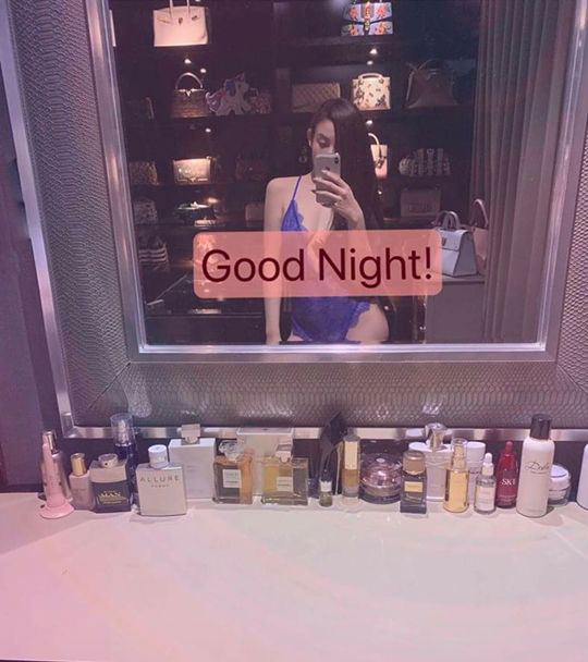 Huyền Baby khoe body cực hot, song tủ đồ hiệu phía sau mới là điều khiến dân tình không rời mắt