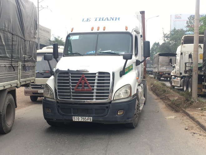 Nữ công nhân bị xe container cán chết thương tâm trên đường đi làm