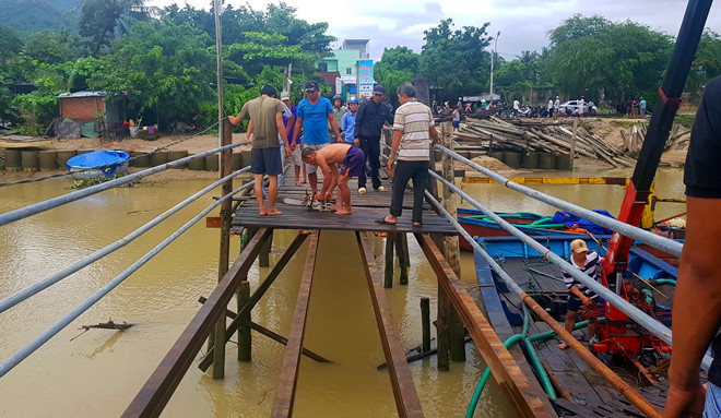 Sập cầu ở Nha Trang, 3 người thoát chết