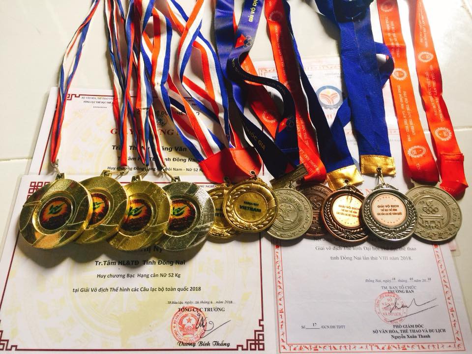 Thiếu nữ Đồng Nai sinh năm 1999 sở hữu gương mặt ngây thơ, thân hình lực sĩ nổi rần rần trên MXH