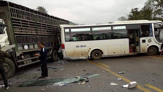 Xe khách tông nhau với xe tải, ít nhất 5 người bị thương