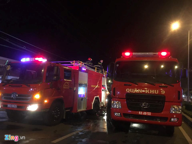Hơn 400 cán bộ, chiến sĩ dập cháy tại xưởng mút ở Cần Thơ