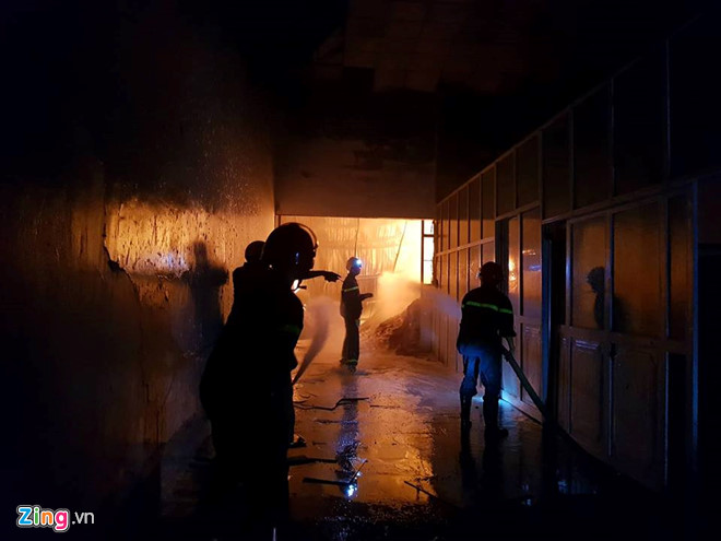 Hơn 400 cán bộ, chiến sĩ dập cháy tại xưởng mút ở Cần Thơ