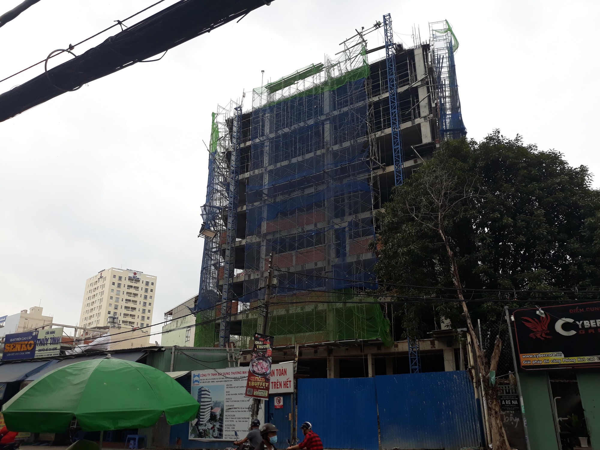 Đứt cáp tại công trình xây dựng ở Sài Gòn, 1 người bị rơi từ tầng cao xuống đất