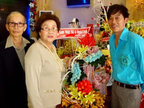 Hoài Linh tiết lộ ảnh đời tư hiếm thấy, lộ diện 5 anh chị em ruột thành đạt