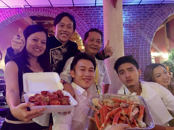 Hoài Linh tiết lộ ảnh đời tư hiếm thấy, lộ diện 5 anh chị em ruột thành đạt