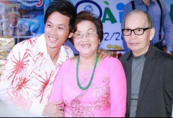 Hoài Linh tiết lộ ảnh đời tư hiếm thấy, lộ diện 5 anh chị em ruột thành đạt