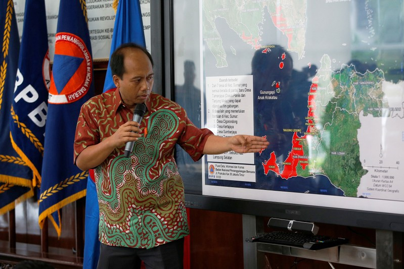 Indonesia sợ núi lửa Anak Krakatoa đổ sụp, gây thêm sóng thần