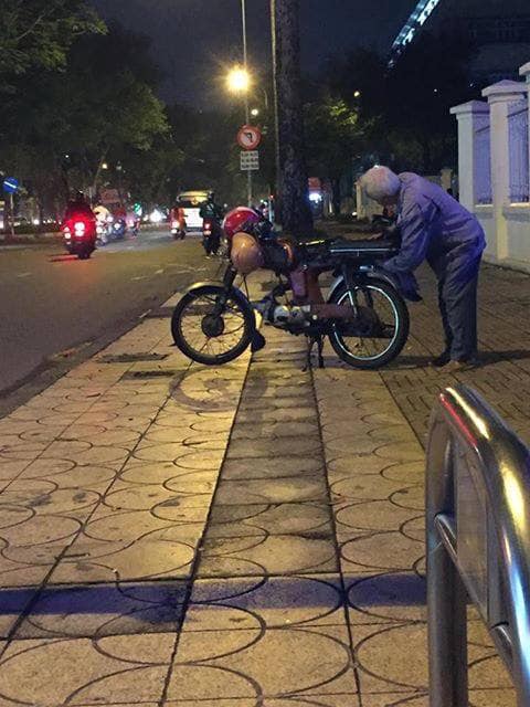 Rơi nước mắt với lời nài nỉ khẩn thiết của bác xe ôm già ngay trong đêm Giáng sinh