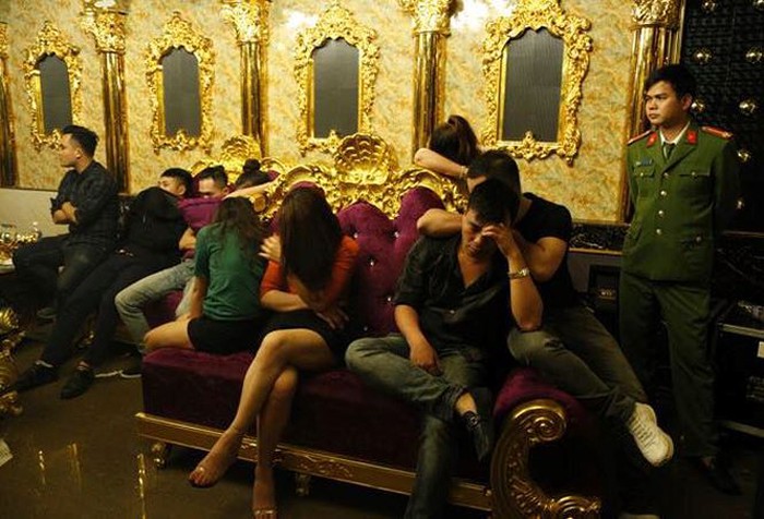 Cô giáo đưa ma túy vào sử dụng trong quán karaoke bị phạt hành chính