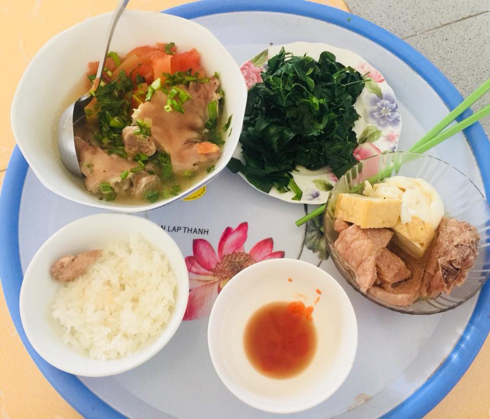 Lên mạng than ăn cơm như đánh trận, mẹ trẻ bị hội chị em dè bỉu