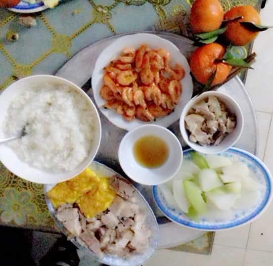 Lên mạng than ăn cơm như đánh trận, mẹ trẻ bị hội chị em dè bỉu