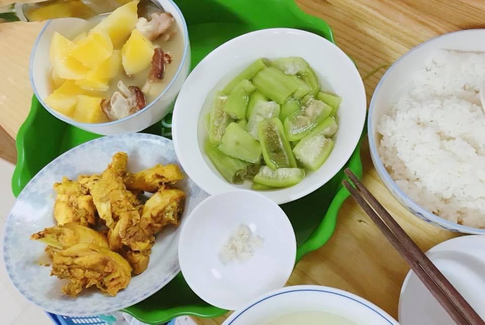 Lên mạng than ăn cơm như đánh trận, mẹ trẻ bị hội chị em dè bỉu