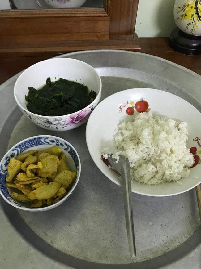 Lên mạng than ăn cơm như đánh trận, mẹ trẻ bị hội chị em dè bỉu