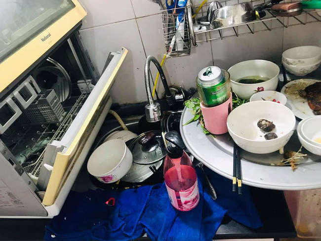 Rửa bát bằng nước lạnh hết 30 phút, chồng trẻ lên mạng cầu an ủi nhưng phải nhận kết đắng