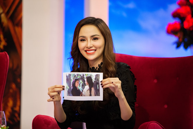 Hoa hậu Diễm Hương lần đầu nói về scandal với mẹ ruột: Anh Hoài Linh nắm chặt tay tôi khi mẹ đứng bên ngoài la mắng Hoa hậu Diễm Hương lần đầu nói về scandal với mẹ ruột: Anh Hoài Linh nắm chặt tay tôi khi mẹ đứng bên ngoài la mắng