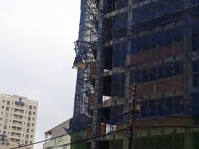 Đứt cáp cần cẩu công trình xây dựng 12 tầng, 1 người bị thương
