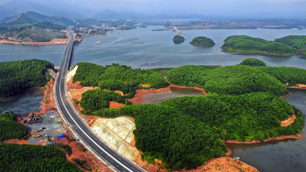 Video ảnh Cao tốc 12.000 tỷ uốn lượn xuyên rừng trước ngày thông xe